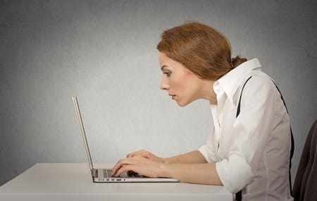 Mauvaise posture, douleur au cou au bureau